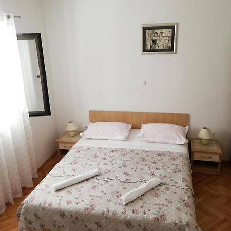 Apartments Aniko Saric Tučepi Eksteriør bilde