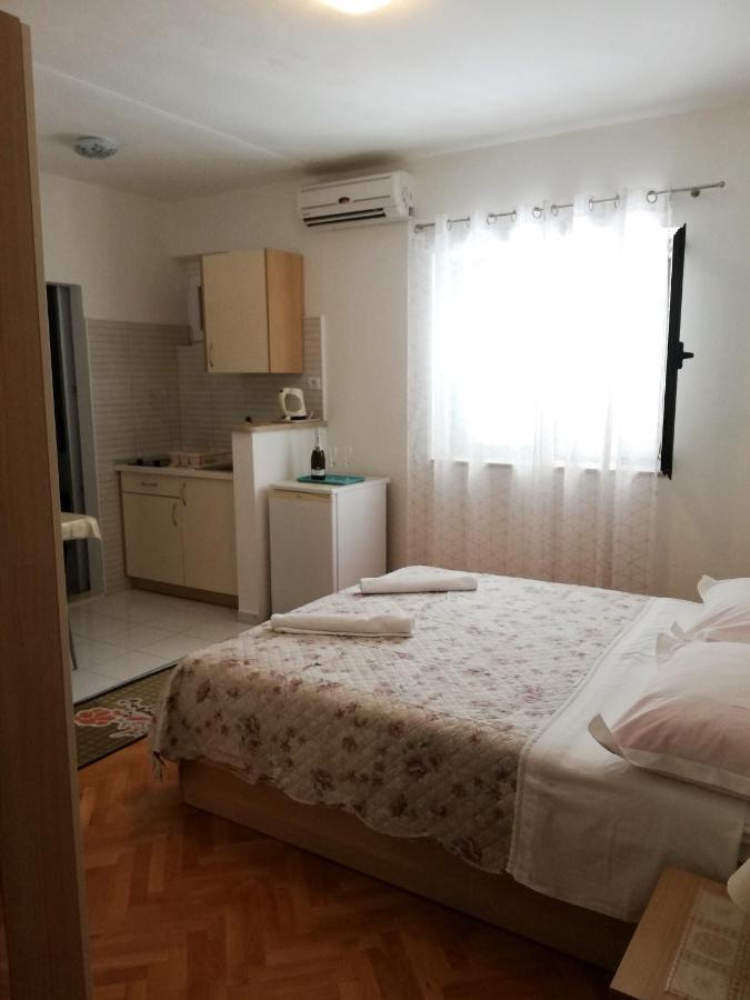Apartments Aniko Saric Tučepi Eksteriør bilde